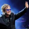 Elton John ainda não deu a resposta se aceita ou não o convite da Mangueira