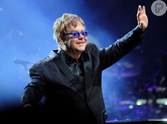 Elton John ainda não deu a resposta se aceita ou não o convite da Mangueira