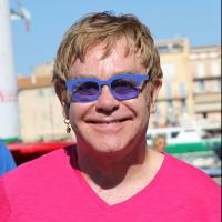 Carnaval: Elton John é convidado a desfilar na Mangueira em carro da Parada Gay