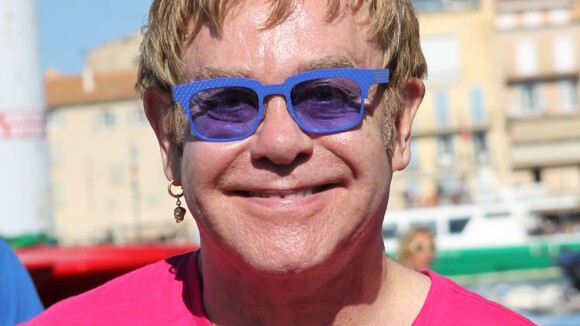 Carnaval: Elton John é convidado a desfilar na Mangueira em carro da Parada Gay