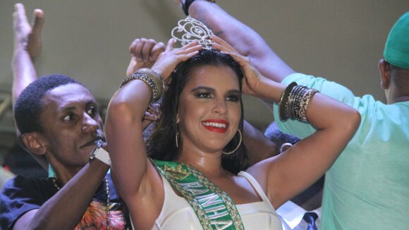 Mariana Rios recebe coroa de rainha de bateria da Mocidade: 'Que noite especial'