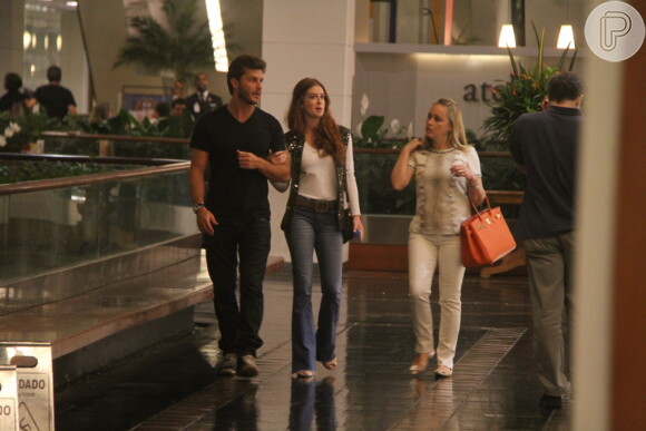 Marina Ruy Barbosa passeia com o namorado, Klebber Toledo, e a mãe, Gioconda, pelo shopping Fashion Mall, em São Conrado, Zona Sul do Rio de Janeiro, em 16 de fevereiro de 2014