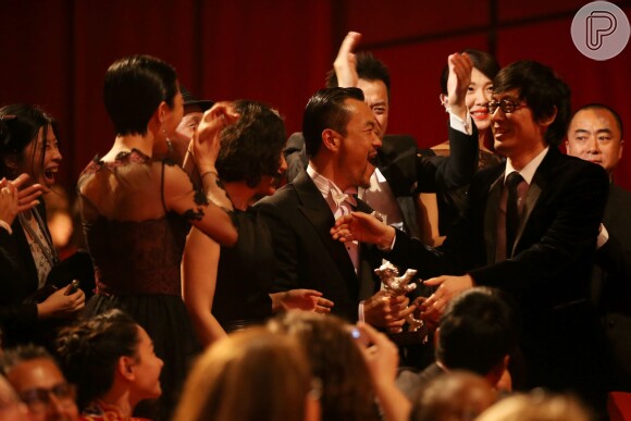 Diao Yinan, diretor de Bai Ri Yan Huo, comemora vitória no Festival de Berlim