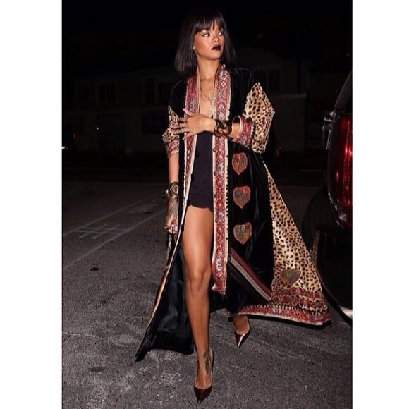 Rihanna desfila com um macaquinho curtíssimo e sobretudo estampado