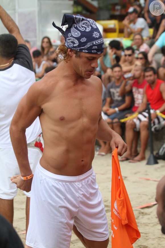 José Loreto alonga para jogar no 1º Desafio Gatorade de Futevôlei, na praia de Ipanema, no Rio, em 13 de janeiro de 2013
