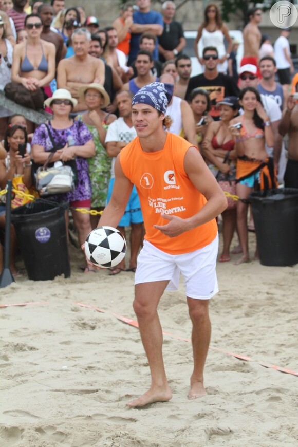José Loreto joga futevôlei na praia de Ipanema, no Rio