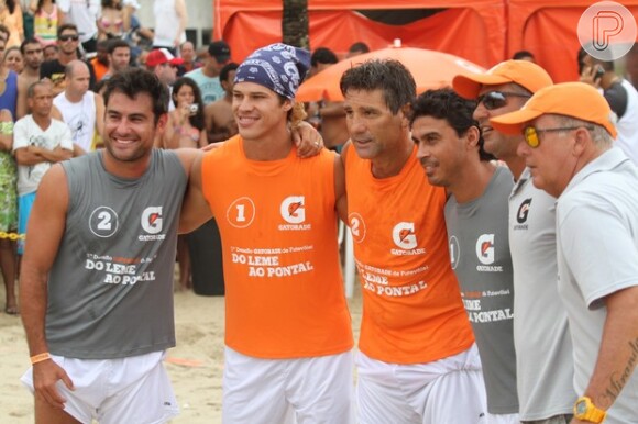 Thierry Figueira, José Loreto, Renato Gaúcho e Alex Dias posam com os amigos no 1º Desafio Gatorade de Futevôlei, na praia de Ipanema, no Rio, em 13 de janeiro de 2013
