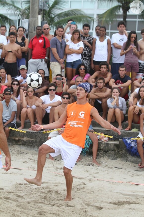 O ator José Loreto participou do 1º Desafio Gatorade de Futevôlei