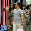 Débora Nascimento e o namorado, José Loreto, fazem compras juntos