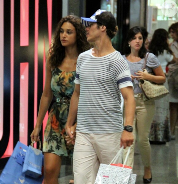 Débora Nascimento e o namorado, José Loreto, fazem compras juntos