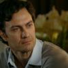 Laerte (Gabriel Braga Nunes) tenta conter a emoção ao reencontrar Helena (Julia Lemmertz), na novela 'Em Família'