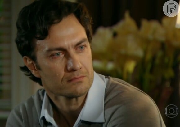 Laerte (Gabriel Braga Nunes) tenta conter a emoção ao reencontrar Helena (Julia Lemmertz), na novela 'Em Família'