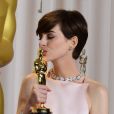 Anne Hathaway ganhou o Oscar 2013 na categoria Melhor Atriz Coadjuvante por 'Os Miseráveis'