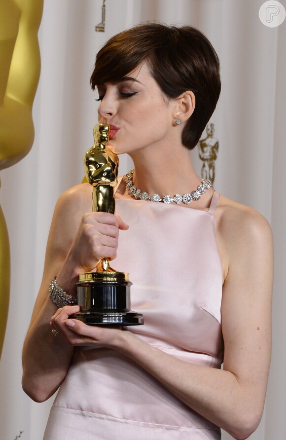 Anne Hathaway ganhou o Oscar 2013 na categoria Melhor Atriz Coadjuvante por 'Os Miseráveis'
