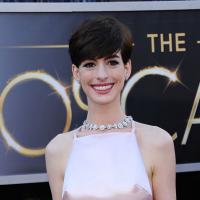 Anne Hathaway vai apresentar Oscar 2014 ao lado de Jennifer Lawrence