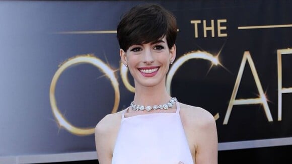 Anne Hathaway vai apresentar Oscar 2014 ao lado de Jennifer Lawrence