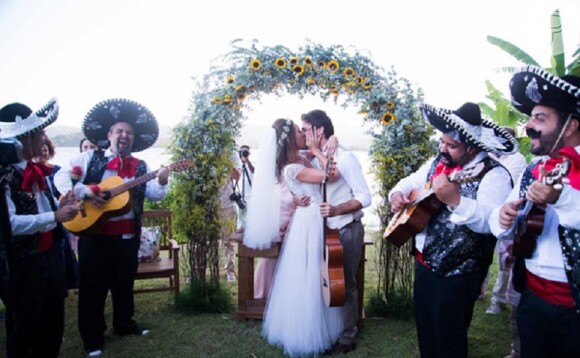 Amigos de Emílio Dantas se vestiram de mariachi para casamento