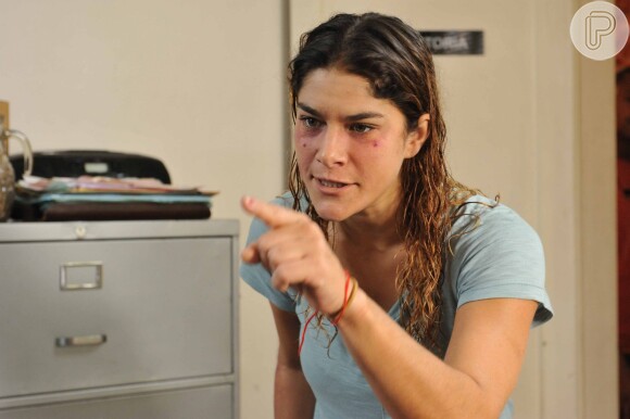 Priscila Fantin aparece com o rosto machucado no trailer de 'Jogo de Xadrez'