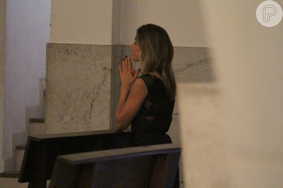 GRazi Massafera foi fotografada dentro de uma igreja na barra da Tijuca, no Rio