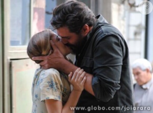 Hilda (Luiza Valdetaro) e Toni (Thiago Lacerda) se beijam após o show da cantora, em 'Joia Rara', em 7 de março de 2014