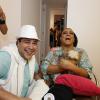 A dona do bloco, Preta Gil, se divertindo com o amigo Thiago Abravanel