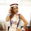 Fernanda Paes Leme, optou por uma versão sexy da roupa de marinheira para curtir a folia