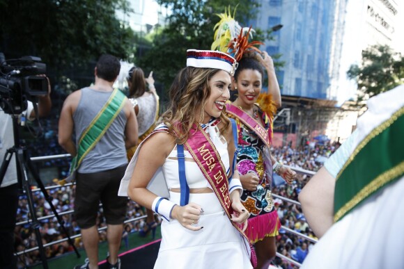 Preta Gil agitou o Centro do Rio de Janeiro na tarde deste domingo com o seu Bloco da Preta. Carolina Dieckmann, Fernanda Paes Leme, Sheron Menezzes, Ticiane Pinheiro e outros famosos curtiram a folia ao lado da cantora
