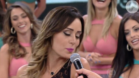 'BBB14': Letícia manda beijinho no ombro no palco do 'Domingão do Faustão'