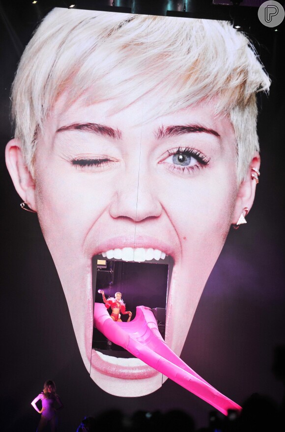 Miley Cyrus escorrega de sua própria língua na Bangerz Tour