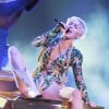 Miley Cyrus sensualiza em cima de um capô de um carro na Bangerz Tour
