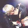 Miley Cyrus dá beijão em Katy Perry durante show da Bangerz Tour em Los Angeles, na Califórnia