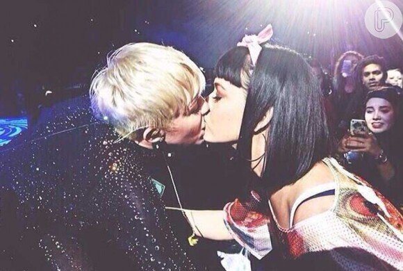 Miley Cyrus dá beijão em Katy Perry durante show da Bangerz Tour em Los Angeles, na Califórnia