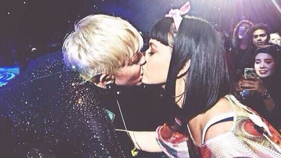 Miley Cyrus beija Katy Perry em show da Bangerz Tour: 'Eu te adoro'