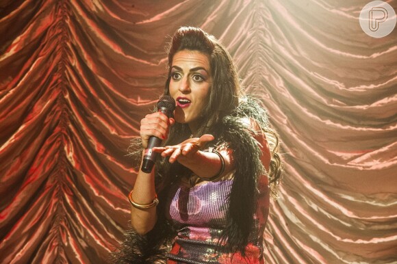 Selma (Luciana Paes) assume o lugar da cantora contratada para animar a festa e apresenta sua performance, em 'Além do Horizonte'