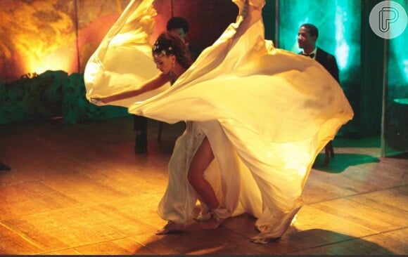 Isabel (Camila Pitanga) usa o palco para se vingar de Constância (Patricia Pillar), depois de se apresentar dançando, em 'Lado a Lado'