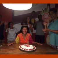 Regina Casé ganha festa surpresa e toma banho de rio no aniversário: 'To amando'