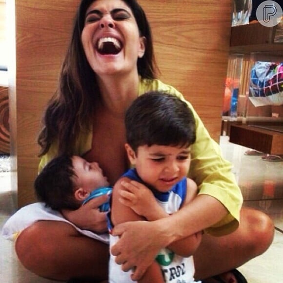Juliana Paes em momento fofura com os filhos, Antonio, de 7 meses, e Pedro, de 3 anos