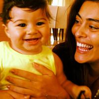 Juliana Paes posa sorridente com o filho caçula, Antonio, de 7 meses: 'Amor!'