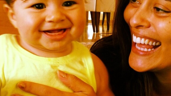 Juliana Paes posa sorridente com o filho caçula, Antonio, de 7 meses: 'Amor!'