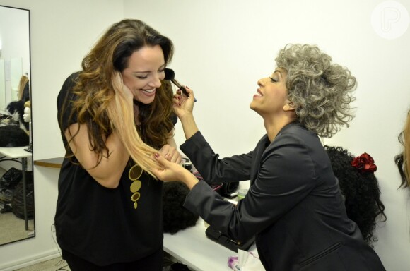 Ana Carolina recebe retoques na maquiagem de Samantha Schmütz nos bastidores de 'Não tá fácil pra ninguém', novo programa de humor do Multishow