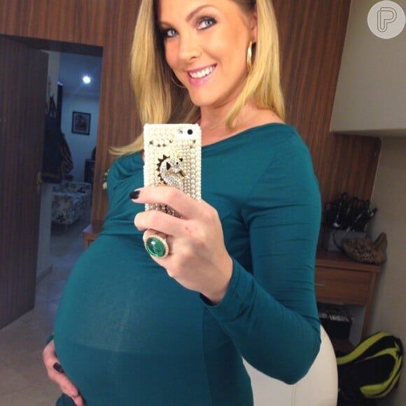 Ana Hickmann mostra a barriga de grávida nos bastidores do 'Programa da Tarde' antes de sair de licença-maternidade