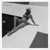 A atriz em um dia de sol na beira na piscina exibindo a barriga de 31 semanas