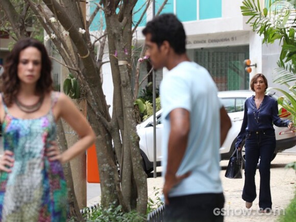 Jairo (Marcello Melo Jr.) pede R$20 mil da Juliana (Vanessa Gerbelli) para lhe dar a guarda de Bia (Bruna Faria), na novela 'Em Família'