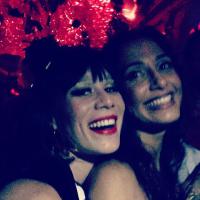 Mariana Ximenes encontra Camila Pitanga no Baile do Sarongue, no Rio: 'Querida'