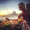 Mariana Ximenes joga confete de seu apartamento, na Zona Sul do Rio