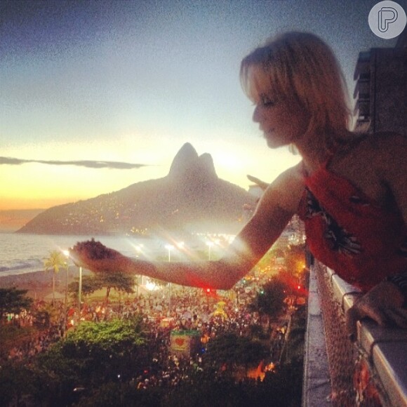 Mariana Ximenes joga confete de seu apartamento, na Zona Sul do Rio