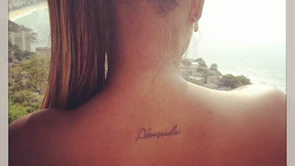 Roberta Rodrigues faz tatuagem com a palavra 'abençoada' nas costas