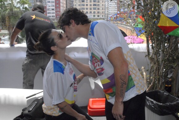 Cleo Pires e Rômulo Neto beijam muito no camarote vip no Carnaval de Recife, Pernambuco