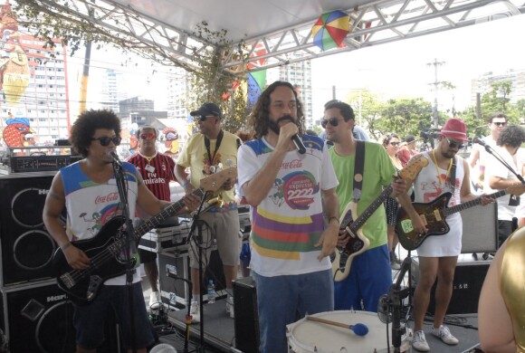 Gabriel, o Pensador agita foliões em camarote no Recife, Pernambuco