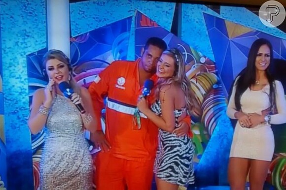 Andressa Urach surpreendeu ao beijar um gari na cobertura do Carnaval de São Paulo da RedeTV!